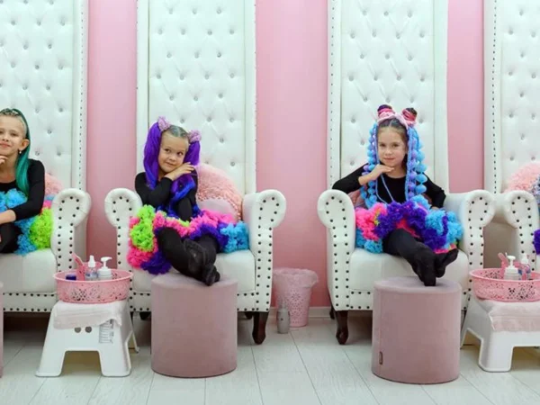 Pre malé parádnice: manikúra, pedikúra, pleťová maska, balík pre slečnu, aj balíky pre mamu a dcéru v Pink SPA