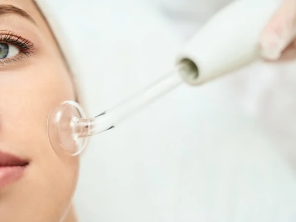 Balíčky kozmetických ošetrení: relaxačná masáž tváre, čistenie pleti alebo carboxy terapia