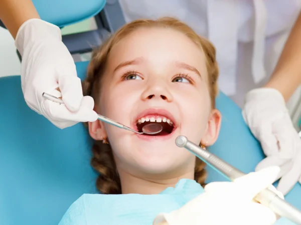 Dentálna hygiena s fluoridáciou zubov pre dospelých aj deti do 12 rokov