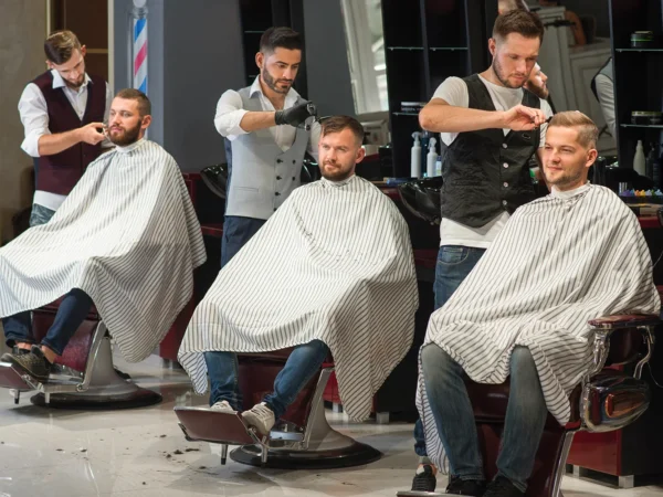 Svadobní barberi: Styling pre ženícha a jeho partiu u vás doma