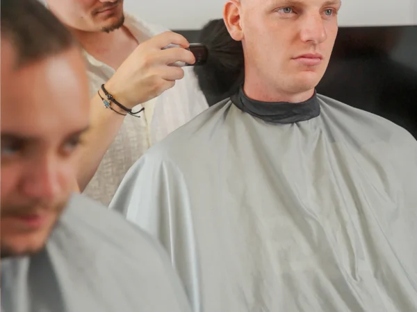 Svadobní barberi: Styling pre ženícha a jeho partiu u vás doma