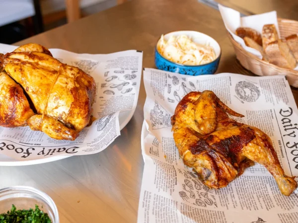 Celé grilované kura s prílohami, omáčkou a pivom v Pilsner Restaurant u Kemov