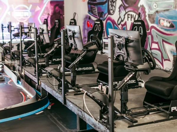 Jedinečná RC dráha na Orave: Jazdy na Revolt RC simulátore pre dospelých aj deti