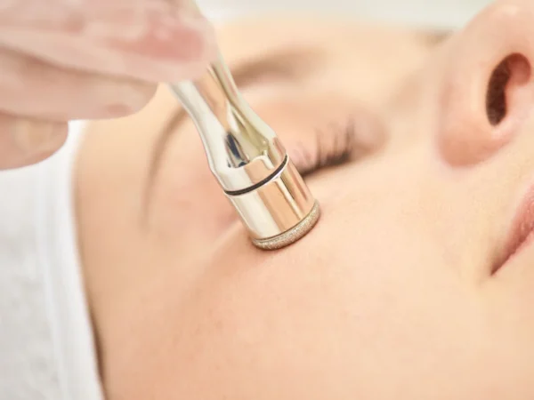 FACE CLEAN: Diamantová mikrodermabrázia a kyslíková terapia krku a dekoltu alebo celej tváre
