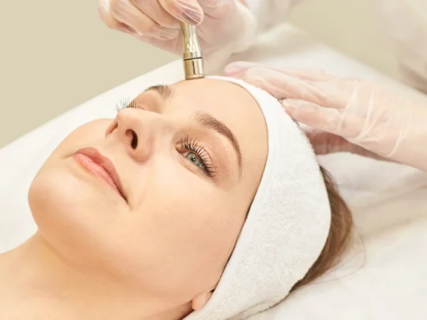 FACE CLEAN: Diamantová mikrodermabrázia a kyslíková terapia krku a dekoltu alebo celej tváre