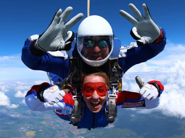 Tandemový zoskok z výšky až 4000 metrov – aj s fotografiami a videozáznamom