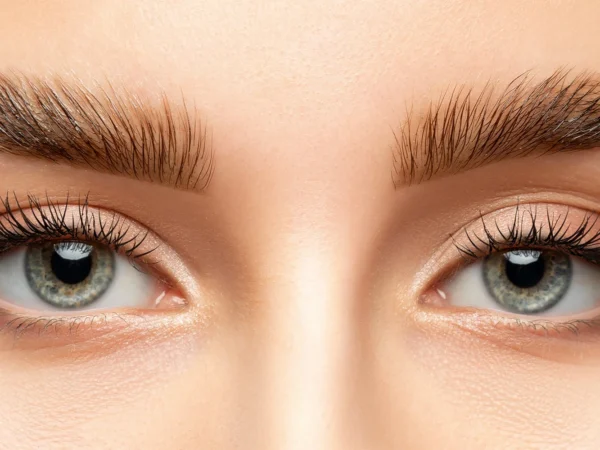Laminácia obočia alebo lash lifting s vitamínovou výživou