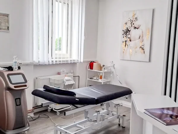Neinvazívny facelifting pomocou mikroihličkovej frakčnej (MF) rádiofrekvencie: okolie očí, čelo alebo celá tvár