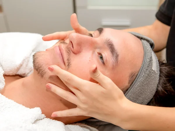 Ošetrenie s exozómami pre rozjasnenú a spevnenú pleť