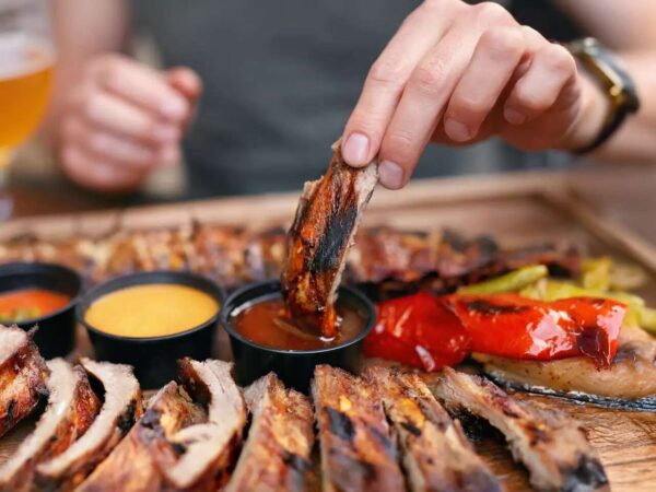 Grilované BBQ bravčové rebierka alebo veľká mäsová misa až pre 8 osôb v hoteli Divoká Voda v Čunove