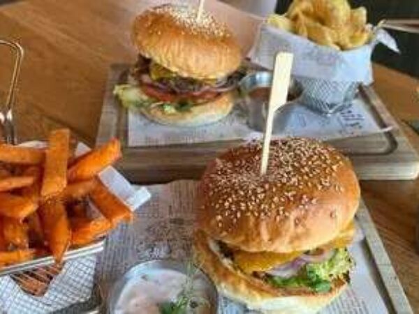 Hamburgery s hranolčekmi a omáčkou podľa vlastného výberu v reštaurácii Rock Farm vo Veľkej Lomnici