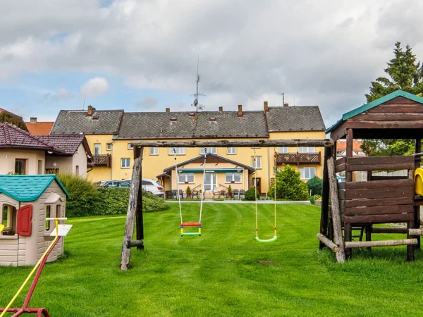 Dovolenka na brehu Lipna: možnosť raňajok, výlety, šport, v zime bežky aj zjazdovky