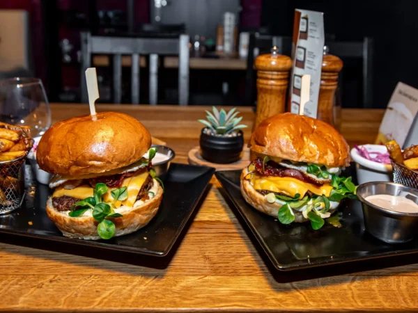 Poctivý hovädzí burger s hranolčekmi a omáčkou pre jedného či dvoch v Black Angus