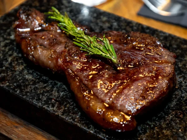 Teľací tomahawk, Hovädzí filet mignon alebo striploin či wagyu steak aj s prílohou