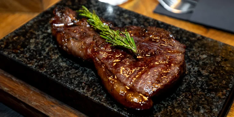 Teľací tomahawk, Hovädzí filet mignon alebo striploin či wagyu steak aj s prílohou