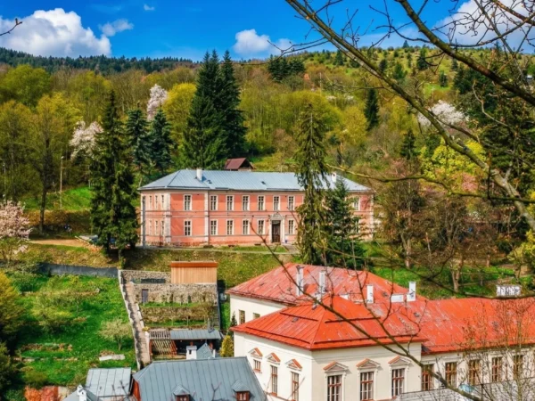 Elegantné novozrekonštruované izby a apartmány v pokojnej časti centra Banskej Štiavnice
