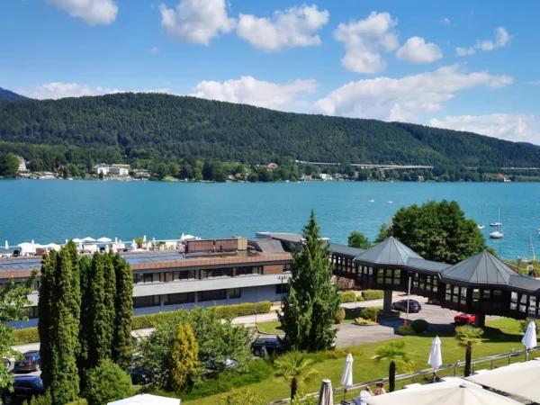 Pobyt na brehu jazera v Korutánsku: bufetové raňajky a neobmedzený wellness