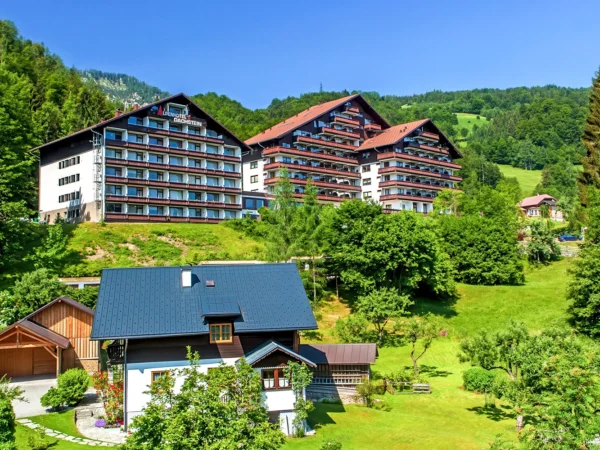 Rakúske Alpy: hotel s výhľadom na oblasť Dachstein, raňajky, wellness a turistika