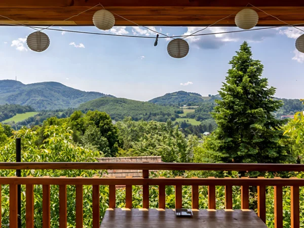 Pobyt v Tiny House v Štiavnických baniach: terasa aj plne vybavená kuchyňa