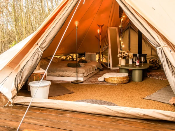 Zážitkový glamping v Bratislave: komfortný stan s kúpacou kaďou, vínom a hviezdnou oblohou