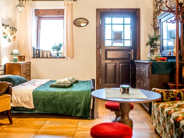Historický Tiny house v Štiavnických baniach: plne vybavená kuchyňa, terasa aj veľká záhrada
