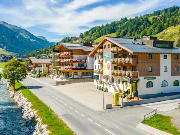 Moderný hotel v rakúskych Alpách: bufetové raňajky a neobmedzená sauna
