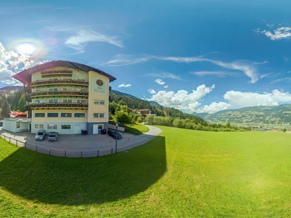 Zillertalské Alpy: hotel blízko svahu, polpenzia, sauny a karta výhod