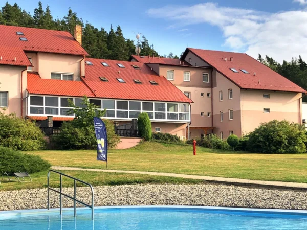 Zrekonštruovaný hotel Jesenice: pobyt na Křivoklátsku s all inclusive alebo polpenziou a balneo procedúrami