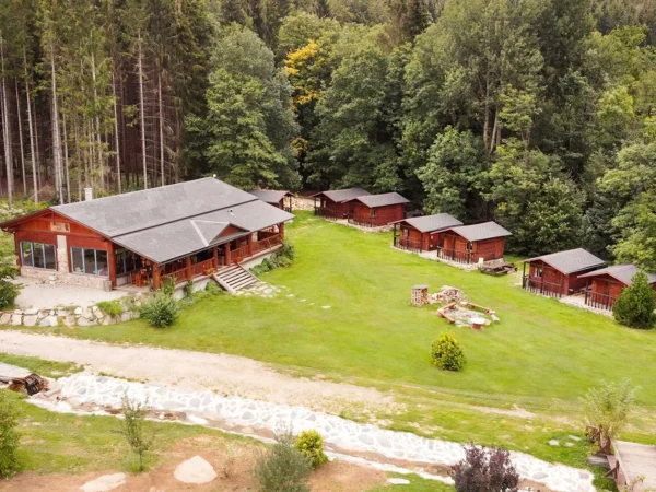 Pohoda v chatkách pri Jeseníku s raňajkami: areál s množstvom aktivít pre deti aj dospelých