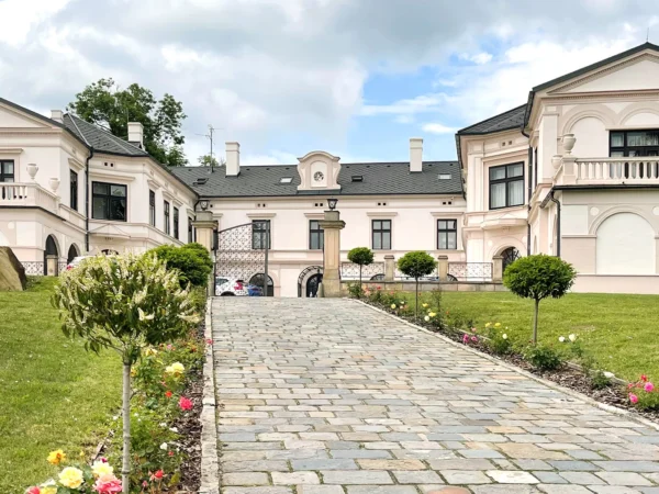 Pobyt na Zámku Wichterle s raňajkami alebo polpenziou aj wellness, pivným kúpeľom alebo masážou