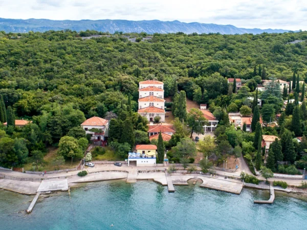 Letná dovolenka v Omišalji na Krku: penzión so stravou, hneď pri pláži, deti zadarmo