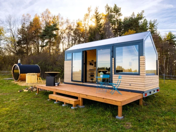 Glamping blízko Lipna: domček až pre 4 osoby s vonkajšou saunou, ochladzovacou kaďou a grilom