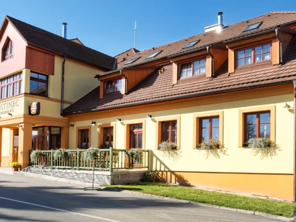 Kostelec nad Orlicou: pobyt s raňajkami, možnosť trojchodovej večere aj fľaše vína
