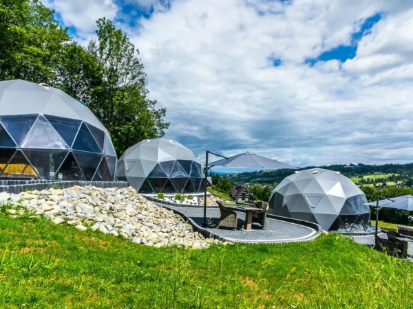Vyhľadávaná romantika v luxusných kupolách s vírivkou a výhľadom na hory