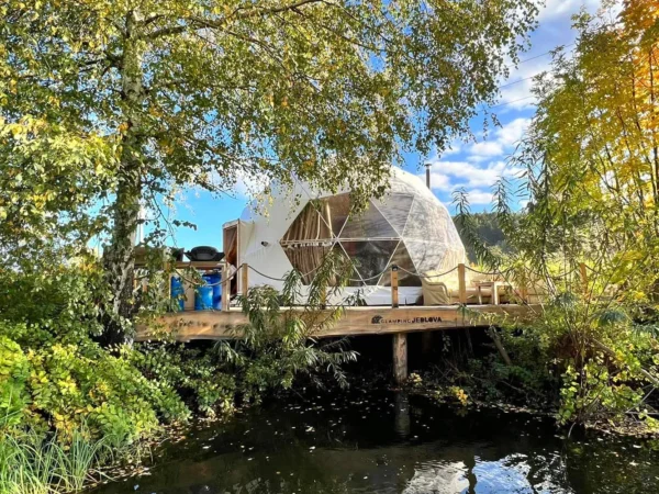 Glamping na severe Čiech s rybníkom a horúcim kúpeľom: ubytovanie až pre 6 osôb