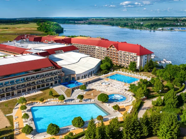 Rodinný pobyt pri Mazurských jazerách: hotel s aquaparkom, polpenzia alebo plná penzia a zábava pre deti