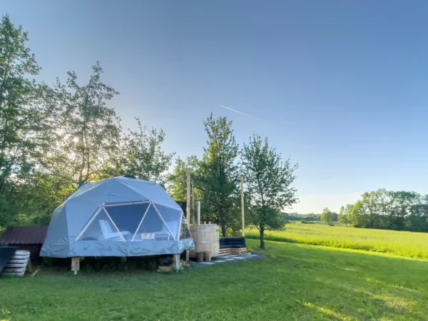 Jedinečný glamp na Zemplíne: romantika v prírode s kúpaním v drevenej kadi