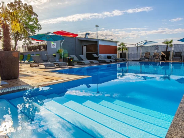 Obľúbené Slnečné jazerá: moderný hotel, vonkajšie bazény, family zóna aj wellness či vstup do aquaparku