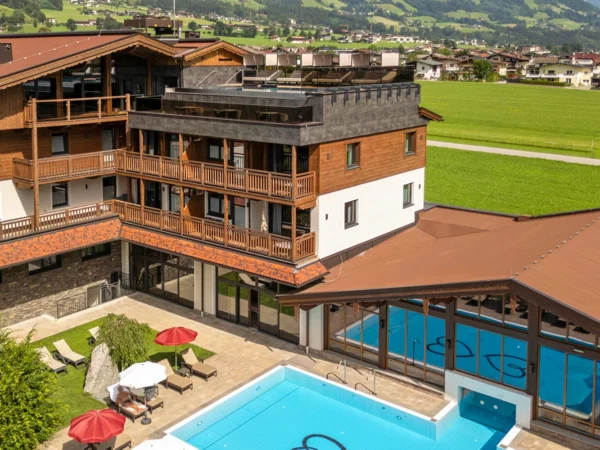 Krásny hotel v Tirolsku: polpenzia plus, neobmedzený wellness s infinity bazénom, výlety