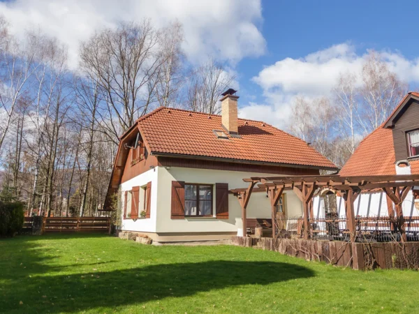 Zrekonštruovaná chalupa na úpätí Beskýd: priamo pri rieke, vlastná sauna, vírivka a záhrada, 9 km od Lysé hory