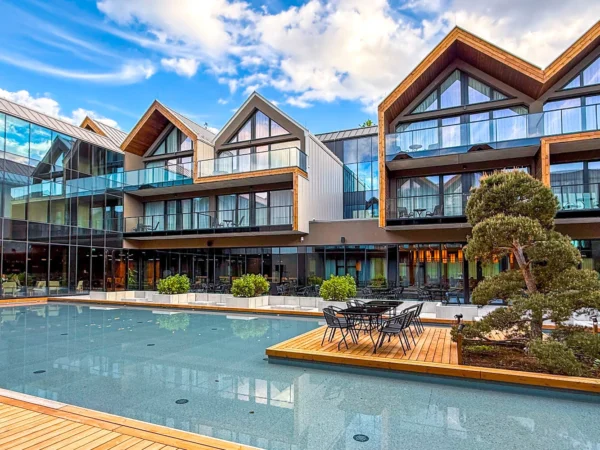 5* hotel a krásne vilky v poľských Krkonošiach: raňajky alebo polpenzia aj vstup do wellness s termálnou vodou