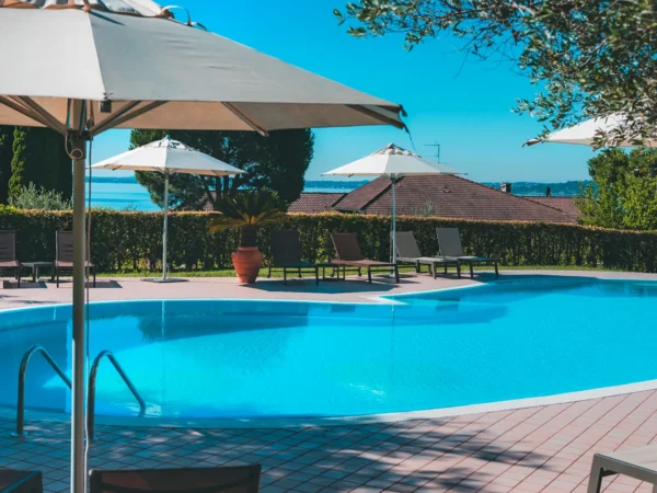 Lago di Garda: 4* hotel s bazénom a panoramatickou terasou hneď pri jazere, strava v cene