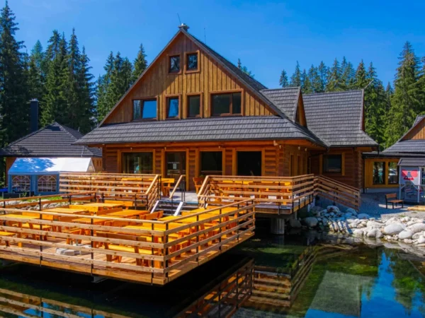 Rezort pri jazere na úpätí Vysokých Tatier: relax s polpenziou aj privátnym wellness