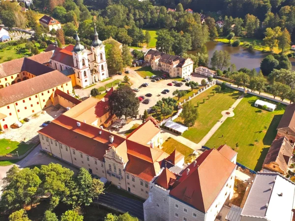 Pobyt v areáli kláštora Želiv: jedlo, wellness a prehliadka pivovaru, kláštora aj kostola od J. B. Santiniho
