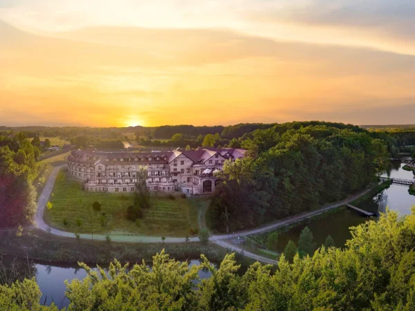 Parádny rezort 13 km od Baltského mora: raňajky, wellness, zoo aj kone, vlastné jazero, festival a mnoho ďalšieho