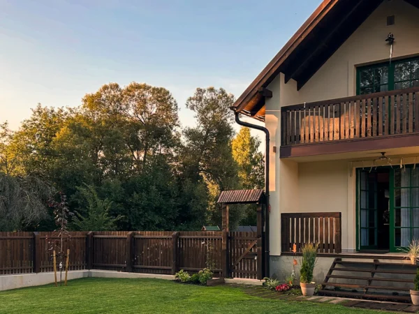 Chata v ľudovom štýle so secesnými prvkami v Slovenskom raji s altánkom