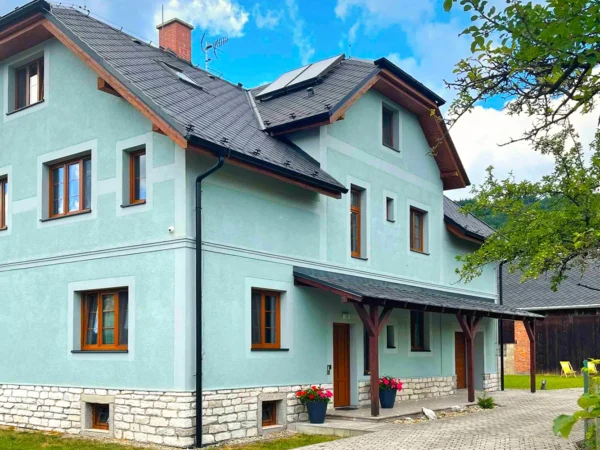 Dovolenka v Jeseníkoch pre celú rodinu: vybavený apartmán a neobmedzený wellness, pri lyžiarskom svahu