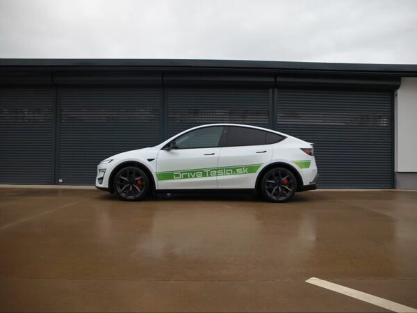 Jazda na Tesle Model Y Juniper Performance
