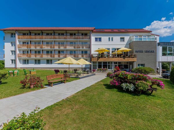 Hotel Lesana**** vo Vysokých Tatrách s chutnou polpenziou, novým wellness a Kinderlandom