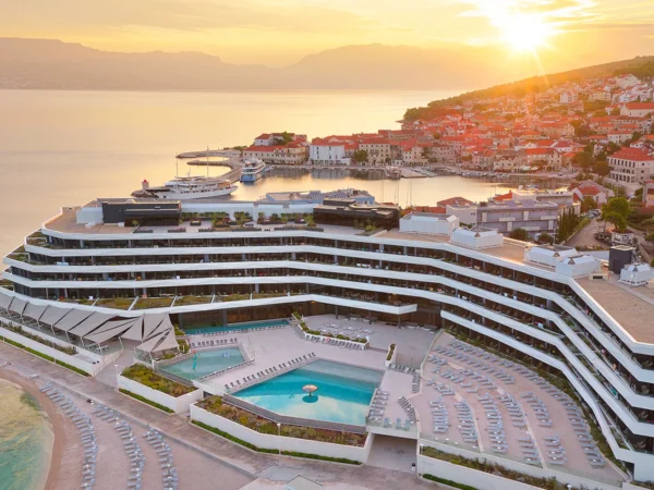 Moderný 4* hotel na ostrove Brač: priamo pri mori, s bazénmi a krásnymi výhľadmi, raňajky alebo polpenzia navyše